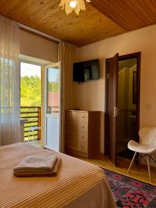 una camera da letto con un letto e una porta scorrevole in vetro di Ніч над Карпатами a Slavske Altre 49 foto