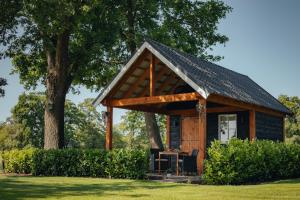 Una cabaña con techo abuhardillado y una mesa en NIEUW vanaf juli 2025 Vakantiewoning Borkeldrust, en Rijssen