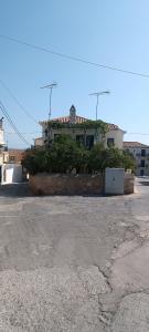 un parcheggio di fronte a una casa di Chris's house in Spetses a Spetses
