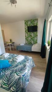 Postel nebo postele na pokoji v ubytování Apartamenty Poddąbek- basen kryty, sauna, animacje dla dzieci , małpi gaj, baseny na dachu