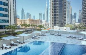 Bazén v ubytování Luxury Studios with Burj Khalifa View - Marquise Square Tower nebo v jeho okolí