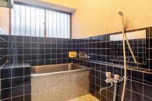 Koupelna v ubytování 関口邸 + 26 fotografií