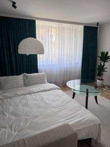 ein Schlafzimmer mit einem Bett und einem Glastisch in der Unterkunft Ianis Home in Hunedoara