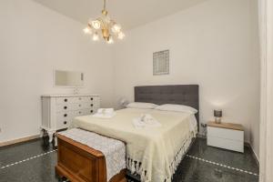 1 dormitorio con 1 cama, vestidor y lámpara de araña en 313 - Casa al Mar, Tra il mare e il cuore del centro di Moneglia, en Moneglia