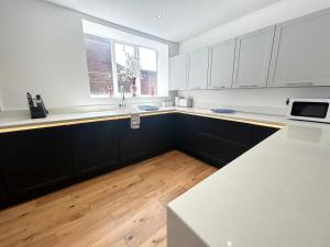 Kuchyň nebo kuchyňský kout v ubytování Stanley House - Luxury 6 Bed, Free Parking