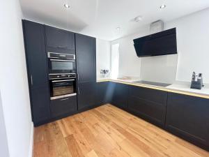 Kuchyň nebo kuchyňský kout v ubytování Stanley House - Luxury 6 Bed, Free Parking