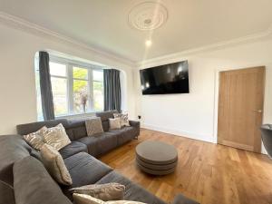TV a/nebo společenská místnost v ubytování Stanley House - Luxury 6 Bed, Free Parking + 31 fotografií