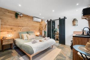 Postel nebo postele na pokoji v ubytování Samadhi - Gite avec jardin et spa + 15 fotografií