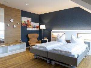 Postel nebo postele na pokoji v ubytování Leben wie im Hotel by Helios