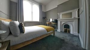 A bed or beds in a room at The Kings Head 