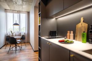 una cocina con un tazón de verduras en una barra en ipartment Cologne Oper, en Colonia