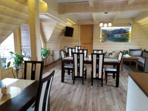 a dining room with a table and chairs at Noclegi Pod Tatrami przy Termach in Witów