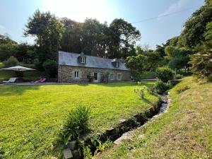 a stone house in the middle of a field at Rivage secret in Lézardrieux