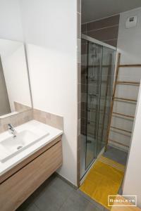 a bathroom with a sink and a shower at Superbe T3 climatisé avec WIFI à 400m de la plage in Vias