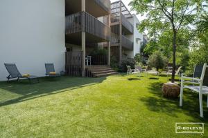 a yard with chairs and a building at Superbe T3 climatisé avec WIFI à 400m de la plage in Vias