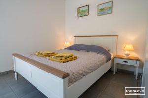a bedroom with a bed with two towels on it at Superbe T3 climatisé avec WIFI à 400m de la plage in Vias