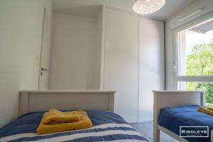 a bedroom with a bed with a mirror on the wall at Superbe T3 climatisé avec WIFI à 400m de la plage in Vias