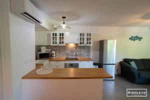 a kitchen with a counter top and a refrigerator at Superbe T3 climatisé avec WIFI à 400m de la plage in Vias
