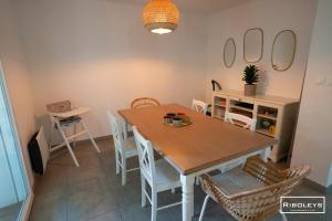 a dining room with a table and chairs at Superbe T3 climatisé avec WIFI à 400m de la plage in Vias