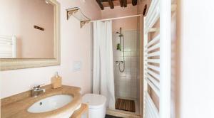 un bagno con lavandino e doccia di La finestra sul parco a Lucca Altre 20 foto