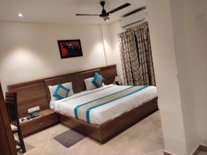 a bedroom with a bed with a wooden headboard at Hotel Chaitanya Executive in Māngvādi