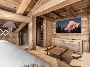 Cette chambre se trouve dans une cabane en rondins dotée d'une télévision murale. dans l'établissement Chalet 5*, 5 chambres, SPA et sauna, proche pistes - FR-1-304-229, à La Clusaz