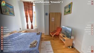 ein Schlafzimmer mit einem Bett und einem Stuhl und einem Fernseher in der Unterkunft Apartmani "Eliot" in Ilino