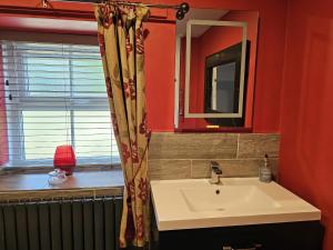 ein Badezimmer mit Waschbecken und Spiegel in der Unterkunft Petty Knowes Cottage in Newcastle upon Tyne + 31 Fotos