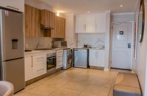 Una cocina o cocineta en The Max Hotel Sandton