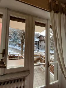 una puerta abierta con vistas a un porche en Appartamento Limone Piemonte, en Limone Piemonte