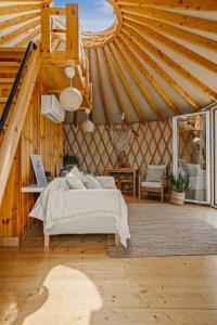 Ένα ή περισσότερα κρεβάτια σε δωμάτιο στο Yurt Kalamaki Seaside Glamping +46 φωτογραφίες