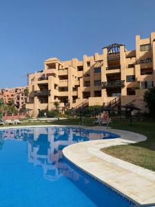Πισίνα στο ή κοντά στο 2 bedrooms sea view apartments in La Duquesa