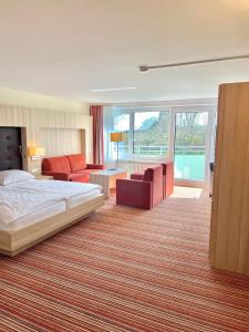 a hotel room with a bed and a living room at Schwarzwalapartment Nr 6 Presidential Suite 40qm Doppelbett Modern in Altensteig