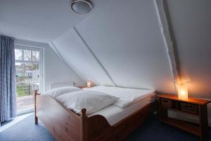 Ein Bett oder Betten in einem Zimmer der Unterkunft Landhaus am Ufer - Wohnung 4