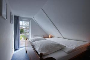 Ein Bett oder Betten in einem Zimmer der Unterkunft Landhaus am Ufer - Wohnung 4