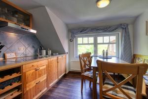 Küche/Küchenzeile in der Unterkunft Landhaus am Ufer - Wohnung 4