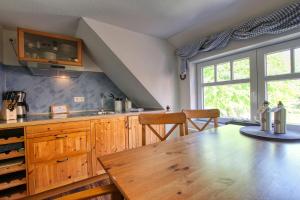 eine Küche mit einem Holztisch und einer Arbeitsplatte in der Unterkunft Landhaus am Ufer - Wohnung 4 in Heiligenhafen