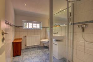 Ein Badezimmer in der Unterkunft Landhaus am Ufer - Wohnung 4