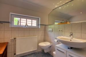 Ein Badezimmer in der Unterkunft Landhaus am Ufer - Wohnung 4