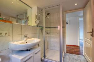 ein Badezimmer mit Waschbecken und Dusche in der Unterkunft Landhaus am Ufer - Wohnung 4 in Heiligenhafen + 29 Fotos