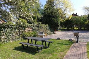Ein Garten an der Unterkunft Landhaus am Ufer - Wohnung 4