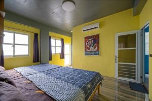 A bed or beds in a room at Ye Yin No84