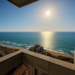 内坦亚Apartment in Netanya的从建筑物的阳台上欣赏海景
