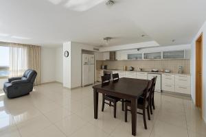 内坦亚Apartment in Netanya的配有桌椅的厨房和餐厅