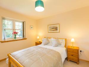 En eller flere senge i et værelse på Broombank Cottage