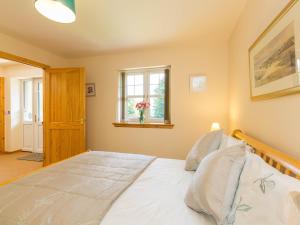 En eller flere senge i et værelse på Broombank Cottage