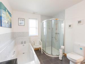 Et badeværelse på Broombank Cottage + 10 billeder