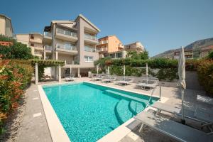 een zwembad voor een gebouw bij Olive Tree apartments in Podstrana