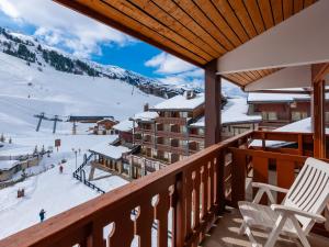 balcone con vista su una località sciistica di Résidence Le Pralin - Méribel a Les Allues