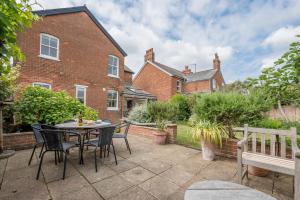 レイストンにある45 Carr Avenue, Leistonのパティオ(テーブル、椅子、ベンチ付)